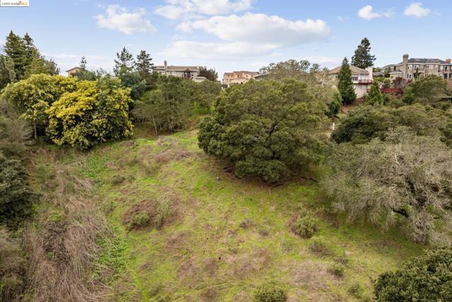 13526 Campus Dr, Oakland CA: https://media.crmls.org/mediaz/2194a41d-856b-4d92-9299-81623cb94a4a.jpg