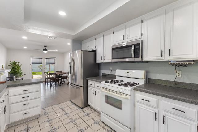 Detail Gallery Image 7 of 21 For 736 Granada Dr, Vista,  CA 92083 - 4 Beds | 2 Baths