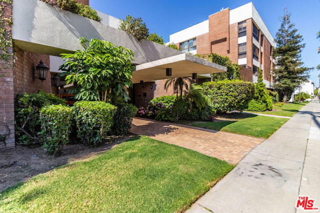 4477 Wilshire Boulevard, Los Angeles CA: https://media.crmls.org/mediaz/21952deb-0ca4-499f-a2f2-361395b1577e.jpg