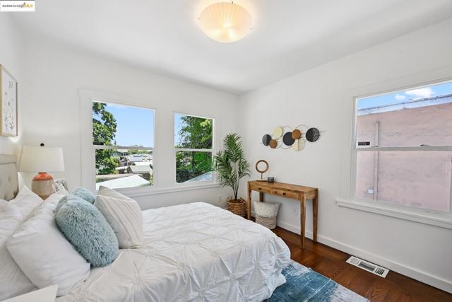 3316 Coolidge Ave, Oakland CA: https://media.crmls.org/mediaz/2195d549-6d72-4cb6-bb0d-f2eb56cfba43.jpg