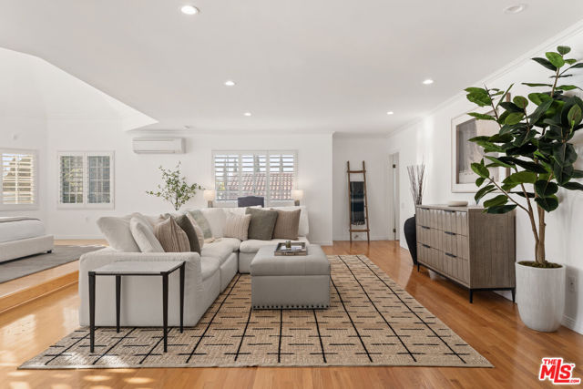 16979 Encino Hills Drive, Encino CA: https://media.crmls.org/mediaz/219655c0-aa50-4040-81c0-7debf8174f56.jpg