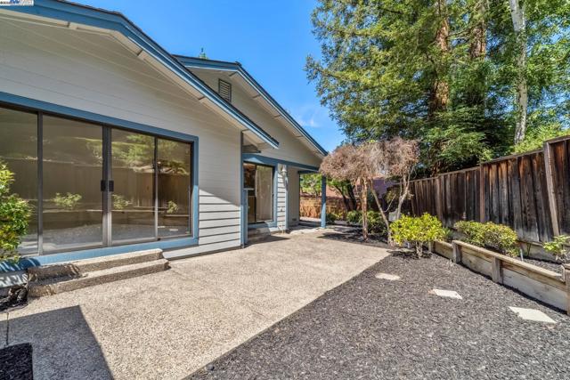 208 Heritage Ln, Pleasanton CA: https://media.crmls.org/mediaz/2197f3aa-9956-4758-af6d-39ac86001aa2.jpg