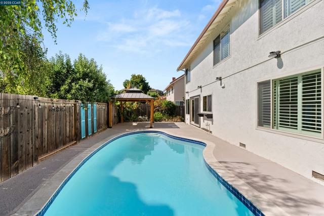 4403 Winterberry Ct, Concord CA: https://media.crmls.org/mediaz/21999245-3f85-4479-9aa4-e37f51b1c9fc.jpg