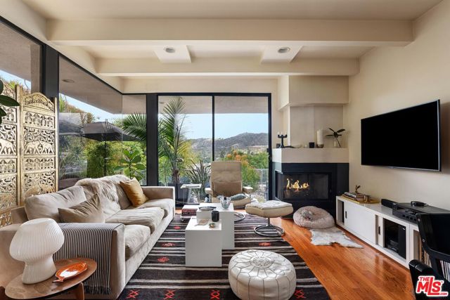 1325 Linda Rosa Avenue, Los Angeles CA: https://media.crmls.org/mediaz/2199ac59-cf86-4eef-b3e5-ef948e80c80e.jpg