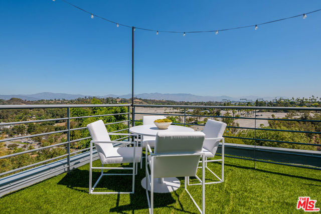 1080 Everett Place, Los Angeles CA: https://media.crmls.org/mediaz/219afa77-17d8-420e-9b61-d4080e170a78.jpg
