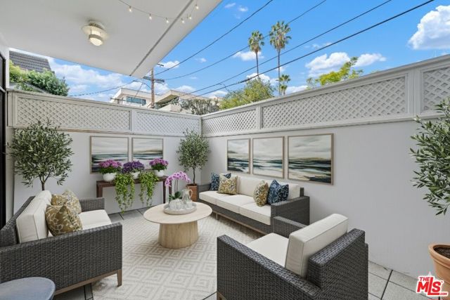 447 N Doheny Drive, Beverly Hills CA: https://media.crmls.org/mediaz/219b2821-796b-4be8-9a39-9b37ebc591fd.jpg