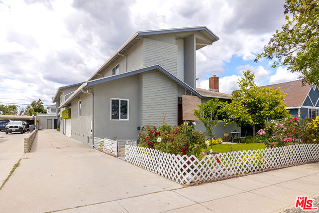 329 Thompson Avenue, Glendale CA: https://media.crmls.org/mediaz/219fa74b-478d-4d57-971a-598732f773df.jpg
