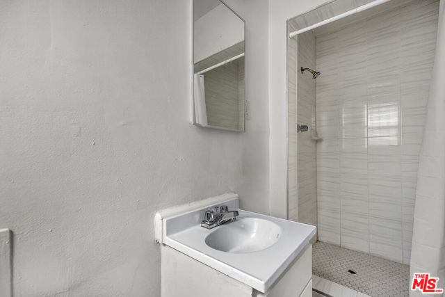 522 E Kelso Street, Inglewood CA: https://media.crmls.org/mediaz/219ff3b0-03c7-4cf9-9580-dc0a322cb420.jpg