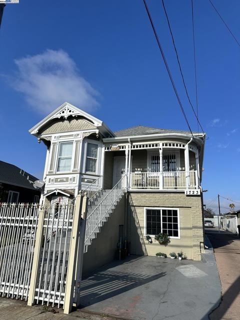 1725 96Th Ave, Oakland CA: https://media.crmls.org/mediaz/21a0a62a-e96b-4385-8cbe-a574c5e4b9c3.jpg