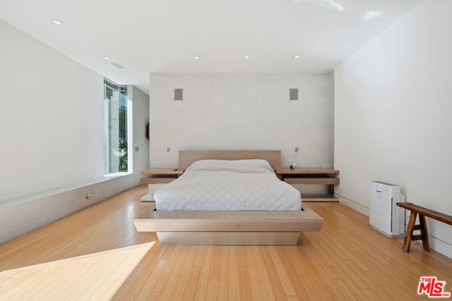 16145 High Valley Place, Encino CA: https://media.crmls.org/mediaz/21a15311-26bd-4993-ba08-b03da03dad85.jpg