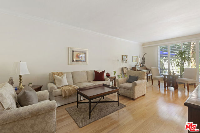 4949 Genesta Avenue, Encino CA: https://media.crmls.org/mediaz/21a1e351-27fe-4c6f-8455-57c6a1e953cd.jpg