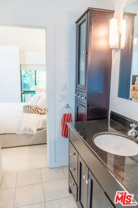 880 Hilldale Avenue, West Hollywood CA: https://media.crmls.org/mediaz/21a212cf-373d-4ac0-a361-4a551bf03e1d.jpg
