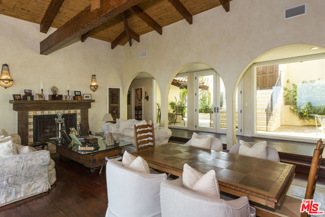 3504 Coast View Drive, Malibu CA: https://media.crmls.org/mediaz/21a2163c-ec17-4080-a5d9-187f7aaccae8.jpg