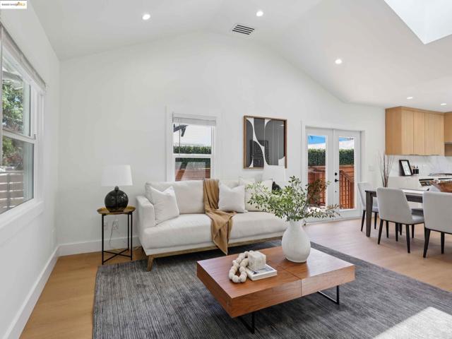 1612 Carleton St, Berkeley CA: https://media.crmls.org/mediaz/21a28423-b6a4-4f1f-9385-1b4a49483a36.jpg
