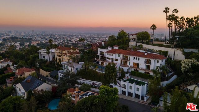 4733 Bonvue Avenue, Los Angeles CA: https://media.crmls.org/mediaz/21a284c4-8e60-4215-a0fd-fe66875ff3ae.jpg