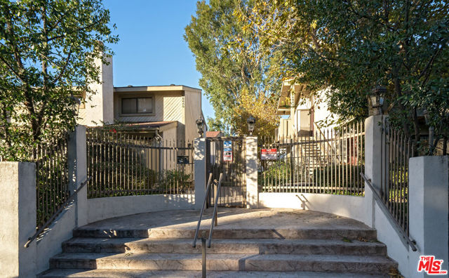 18433 Hatteras Street, Tarzana CA: https://media.crmls.org/mediaz/21a2a5fd-b080-4c52-a42a-1ff7815c9747.jpg