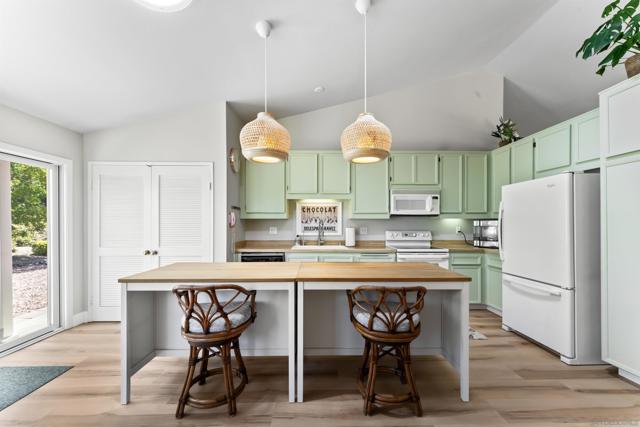 18197 Valladares Dr, San Diego CA: https://media.crmls.org/mediaz/21a2de94-5e00-4200-9171-cf68ea451eb9.jpg