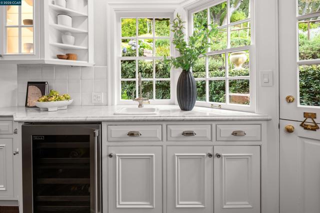 9 El Sueno, Orinda CA: https://media.crmls.org/mediaz/21a2eb3c-4177-404b-934c-5361f7212bc7.jpg