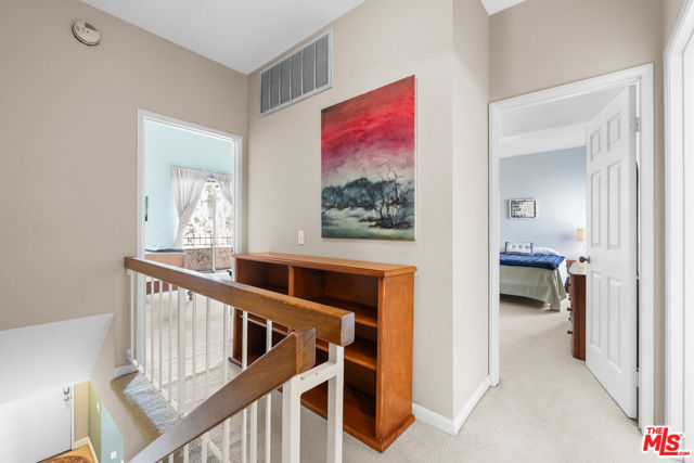 2405 34th Street, Santa Monica CA: https://media.crmls.org/mediaz/21a36610-c875-4db7-8773-8a45e403f236.jpg