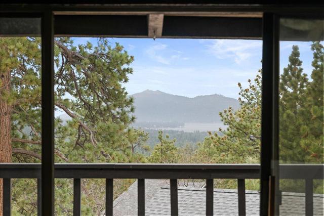 719 Villa Grove Avenue, Big Bear CA: https://media.crmls.org/mediaz/21a3cc9e-0a1e-4773-aeb2-72a27e4c83fa.jpg