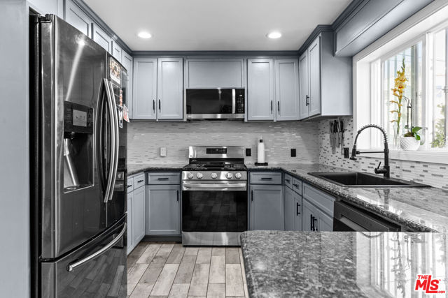 2205 S Burnside Avenue, Los Angeles CA: https://media.crmls.org/mediaz/21a3f4dc-58fa-4b2b-9548-7ddd6a0d87fc.jpg