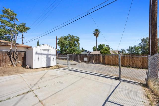 132 Center, Taft CA: https://media.crmls.org/mediaz/21a4c453-b49a-4660-bc46-85e6d8fcd334.jpg