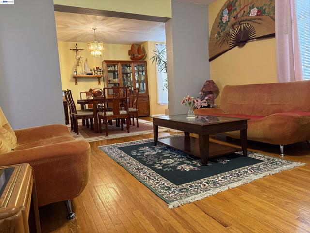 663 25TH Street, Oakland CA: https://media.crmls.org/mediaz/21a583ae-4900-46fc-8902-ddfefe0c7cdb.jpg