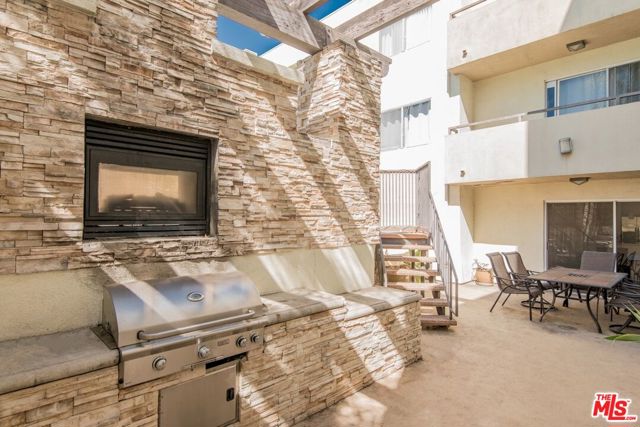 4702 Fulton Avenue, Sherman Oaks CA: https://media.crmls.org/mediaz/21a5e8bd-6d9d-4cd5-99fd-9cab953eb0b8.jpg