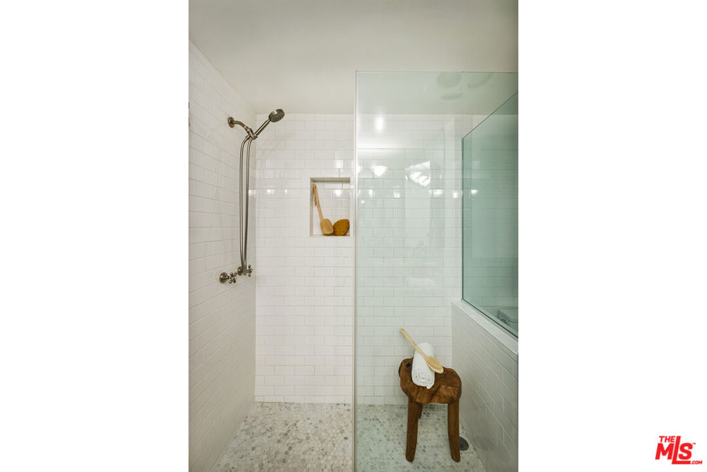 https://media.crmls.org/mediaz/21a5e909-7e92-4731-a62d-82dca798c711.jpg?preset=X-Large