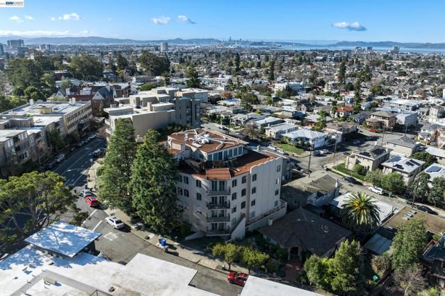 5405 Carlton St, Oakland CA: https://media.crmls.org/mediaz/21a6111c-b690-4e47-9655-cb63f1adb979.jpg