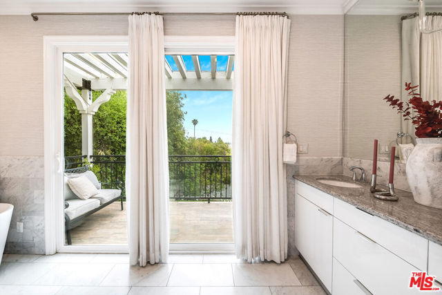 14539 Valley Vista Boulevard, Sherman Oaks CA: https://media.crmls.org/mediaz/21a62d39-4e13-44d0-bacb-1d074e6c4fee.jpg