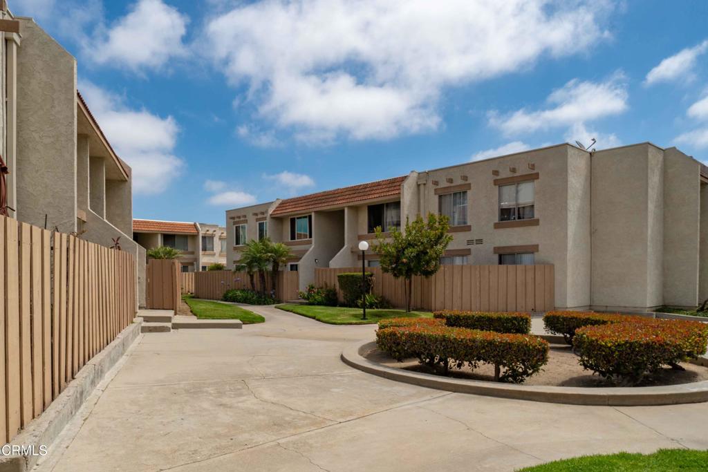 https://media.crmls.org/mediaz/21a69c23-9c0a-4e55-a928-ba2c779f4161.jpg?preset=X-Large