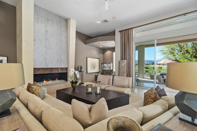81 Royal Saint Georges Way, Rancho Mirage CA: https://media.crmls.org/mediaz/21a6cb09-a6a3-4d5d-a3a5-ca2548a010a5.jpg
