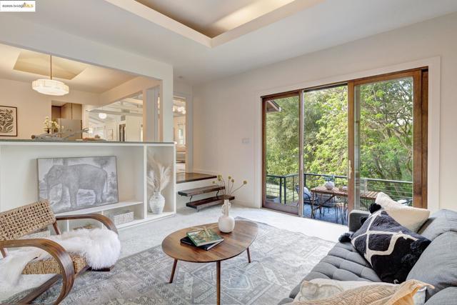 3 Mountain View Pl, Lafayette CA: https://media.crmls.org/mediaz/21a6f1ab-3858-4c8c-a38f-9697246ed019.jpg