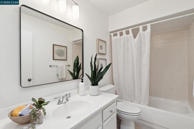 136 Garden Creek Pl, Danville CA: https://media.crmls.org/mediaz/21a7d312-7d53-47ab-a6f7-c69c52a32df3.jpg