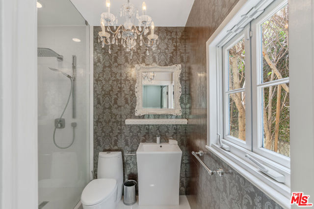 809 S Muirfield Road, Los Angeles CA: https://media.crmls.org/mediaz/21a83b6e-4ae2-4872-9309-ca6f821c227c.jpg