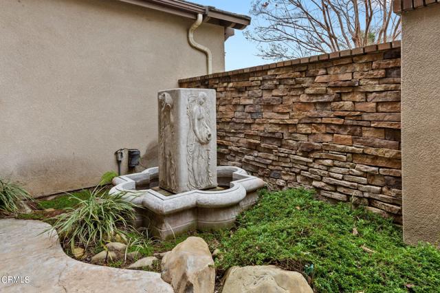 6-web-or-mls-06 - Front Patio