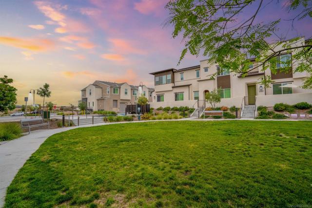 2078 Bluestone Cir, Chula Vista CA: https://media.crmls.org/mediaz/21a9948e-faeb-48fd-9b1c-ae4d98024132.jpg