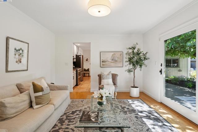 1515 Grove Way, Concord CA: https://media.crmls.org/mediaz/21a9ac18-0ca1-4d5b-9405-f40e3c2080dc.jpg