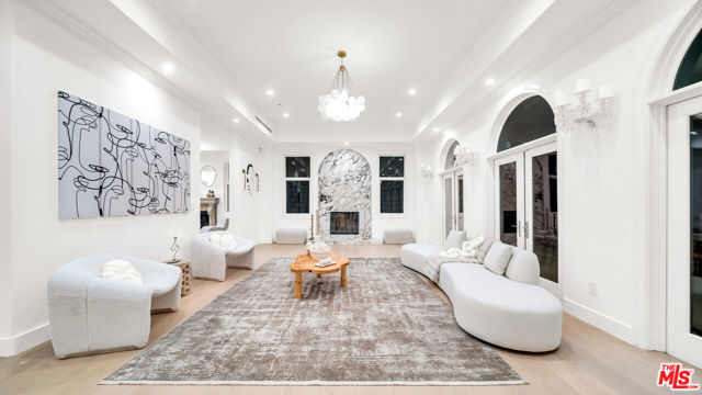 1447 San Ysidro Drive, Beverly Hills CA: https://media.crmls.org/mediaz/21aa1e89-93a0-4203-97c9-39e6f3dfad5a.jpg