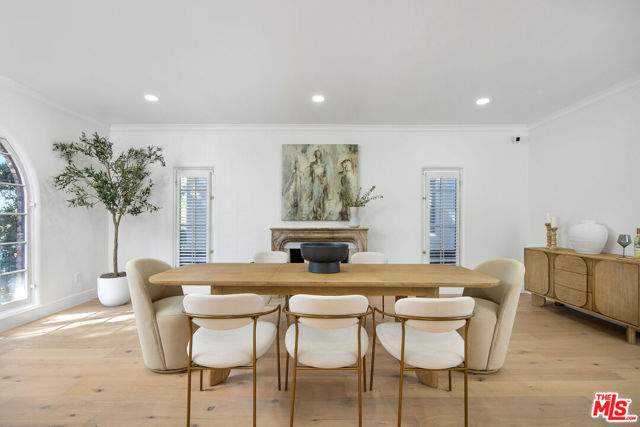 832 S Plymouth Boulevard, Los Angeles CA: https://media.crmls.org/mediaz/21aa5ead-9842-4e8e-8c5e-cffb5a53a5ed.jpg