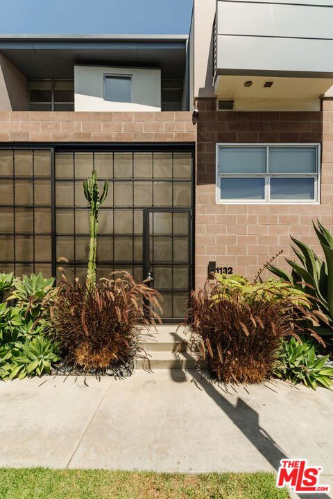 1132 5th Avenue, Venice CA: https://media.crmls.org/mediaz/21aa62bb-6760-4a4c-8362-f54bb9bc6b2f.jpg
