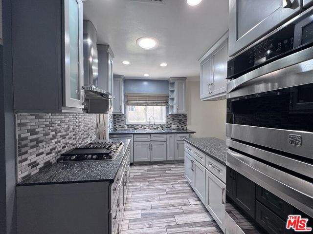 8850 S Wilton Place, Los Angeles CA: https://media.crmls.org/mediaz/21ab9e4d-8433-438c-acf3-a9ccfffd9977.jpg