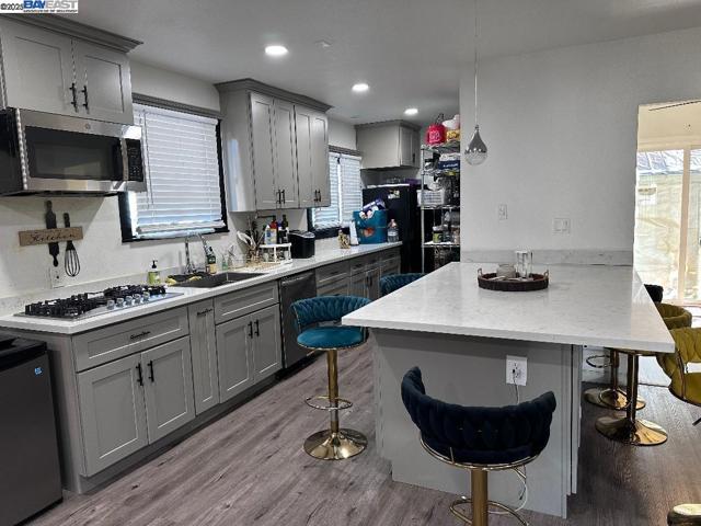 8065 earl st, Oakland CA: https://media.crmls.org/mediaz/21ac3cd2-9318-44cb-a7a3-01070c06e914.jpg