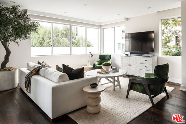 460 N Palm Drive, Beverly Hills CA: https://media.crmls.org/mediaz/21aca3e4-fae3-4198-bc42-37f8fe1b6fac.jpg