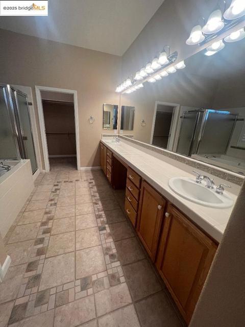 613 Kenwood Dr, Brentwood CA: https://media.crmls.org/mediaz/21adec89-087a-49a5-b0e6-e52f09433996.jpg