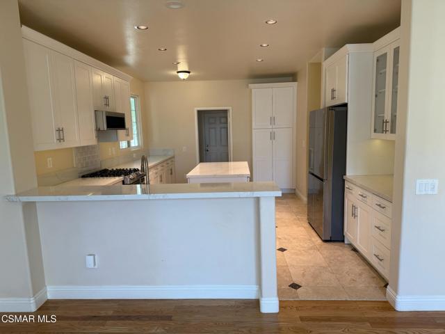 2324 Solway Court, Thousand Oaks CA: https://media.crmls.org/mediaz/21adfaa8-7e40-4bf2-aefb-2cbb60dd2b38.jpg