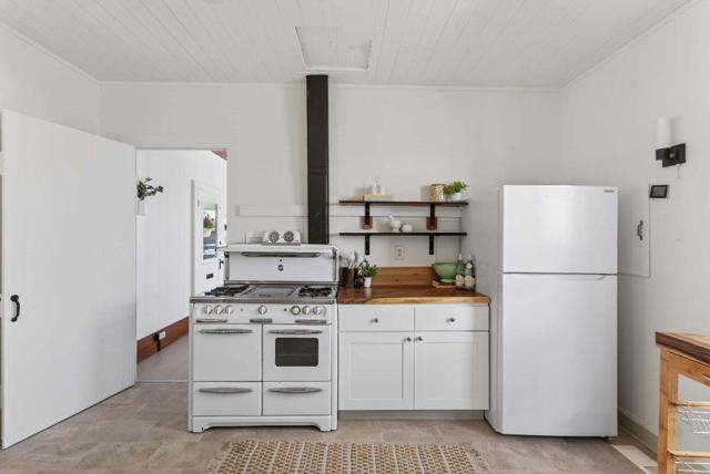 222 2nd Avenue, Santa Cruz CA: https://media.crmls.org/mediaz/21ae15c7-8719-488f-bacd-d4839e4df00e.jpg