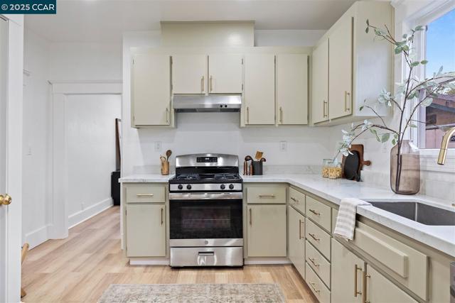 939 Ohio St, Vallejo CA: https://media.crmls.org/mediaz/21ae4bc1-1898-4686-a5de-3b70c55bc1d1.jpg