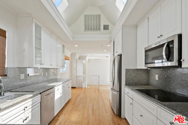 1710 Santa Paula Place, Glendale CA: https://media.crmls.org/mediaz/21aef848-040f-4f8c-a046-85bfd2116e05.jpg